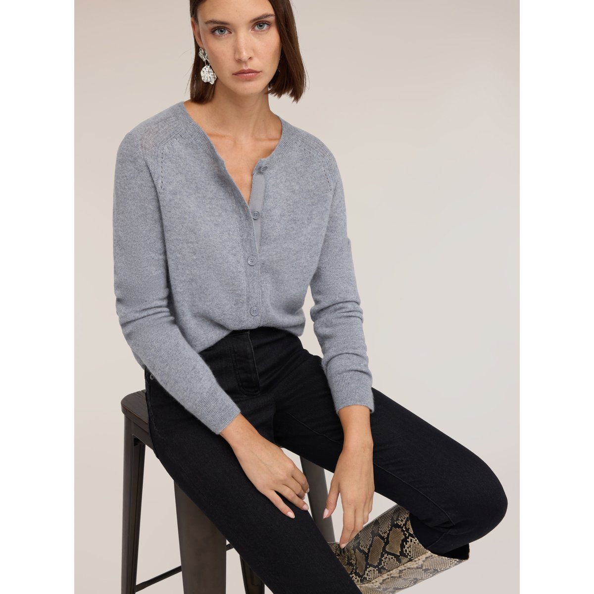 Cardigan gris, MOTIVI
