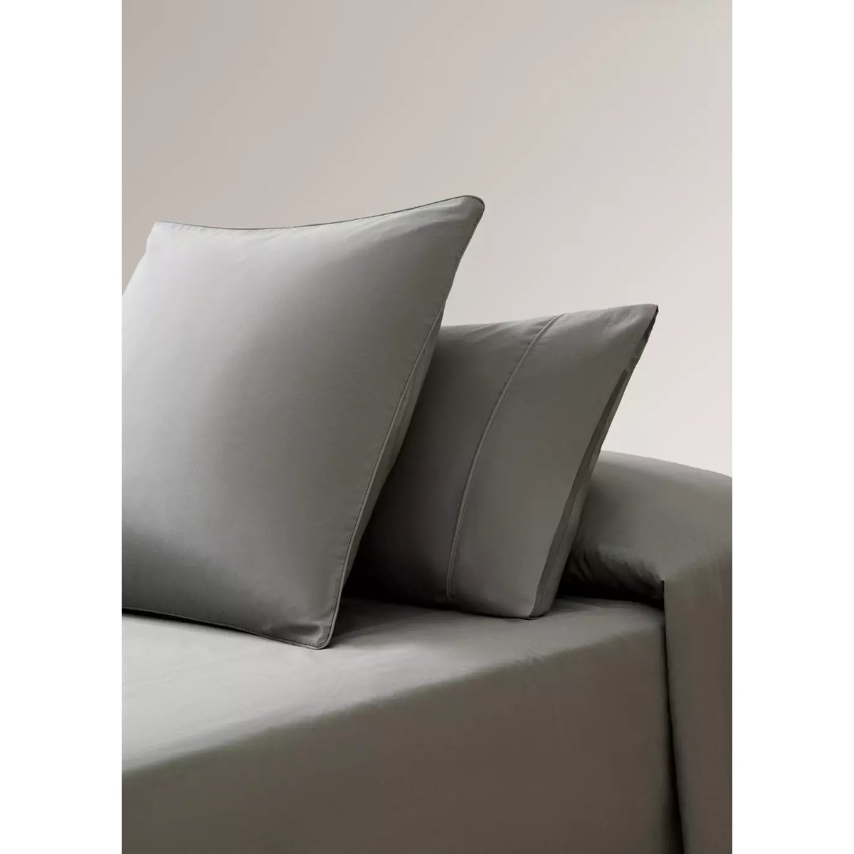 Deux taies d'oreiller percale de coton 500 fils détail passepoilé arrondi 50x75 cm gris, MANGO HOME