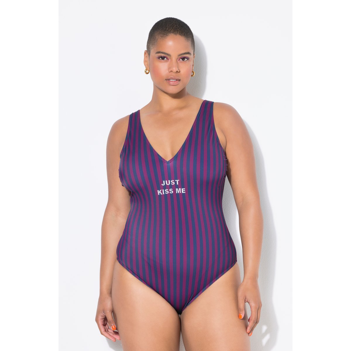Maillot de bain rayé. Bonnets souples bleu foncé, STUDIO UNTOLD