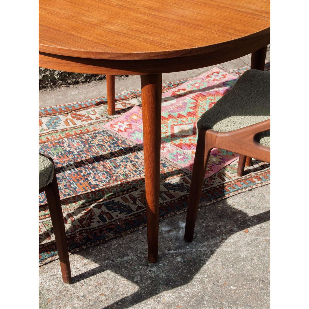 Table à manger en teck Romy N°254 - Bon état bois, DEBONGOUT