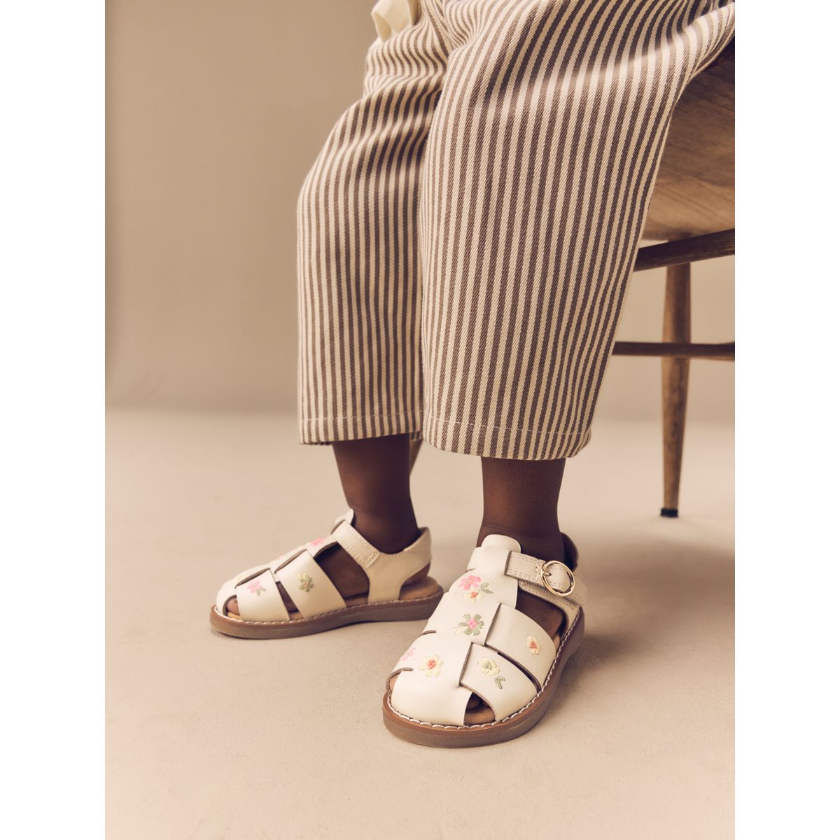 Sandales en cuir style pêcheur brodé neutre, NEXT