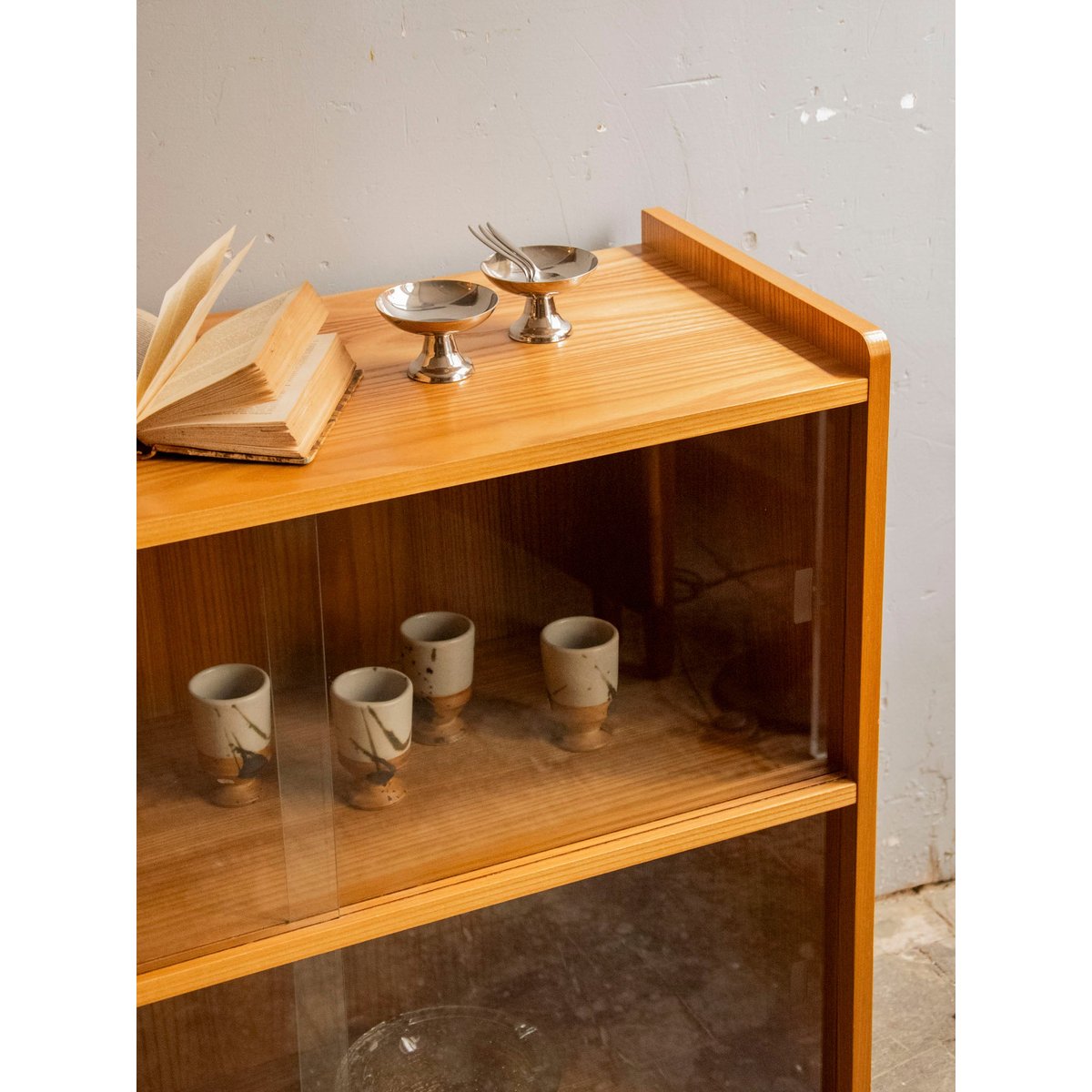 Vitrine aux lignes épurées Victoria N°236 - Bon état bois clair, DEBONGOUT