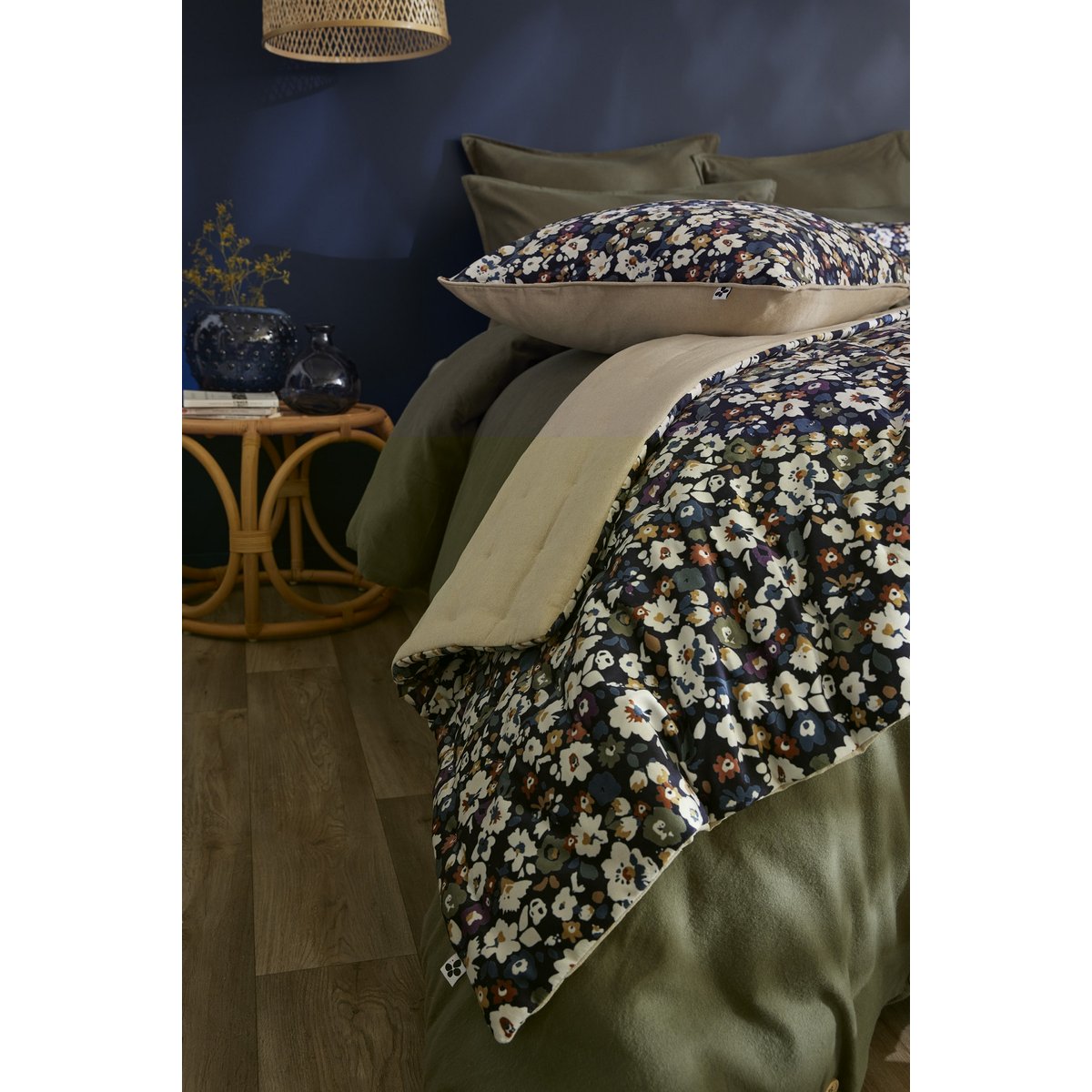 Bout de lit toucher velours Colline bleu, EDEN