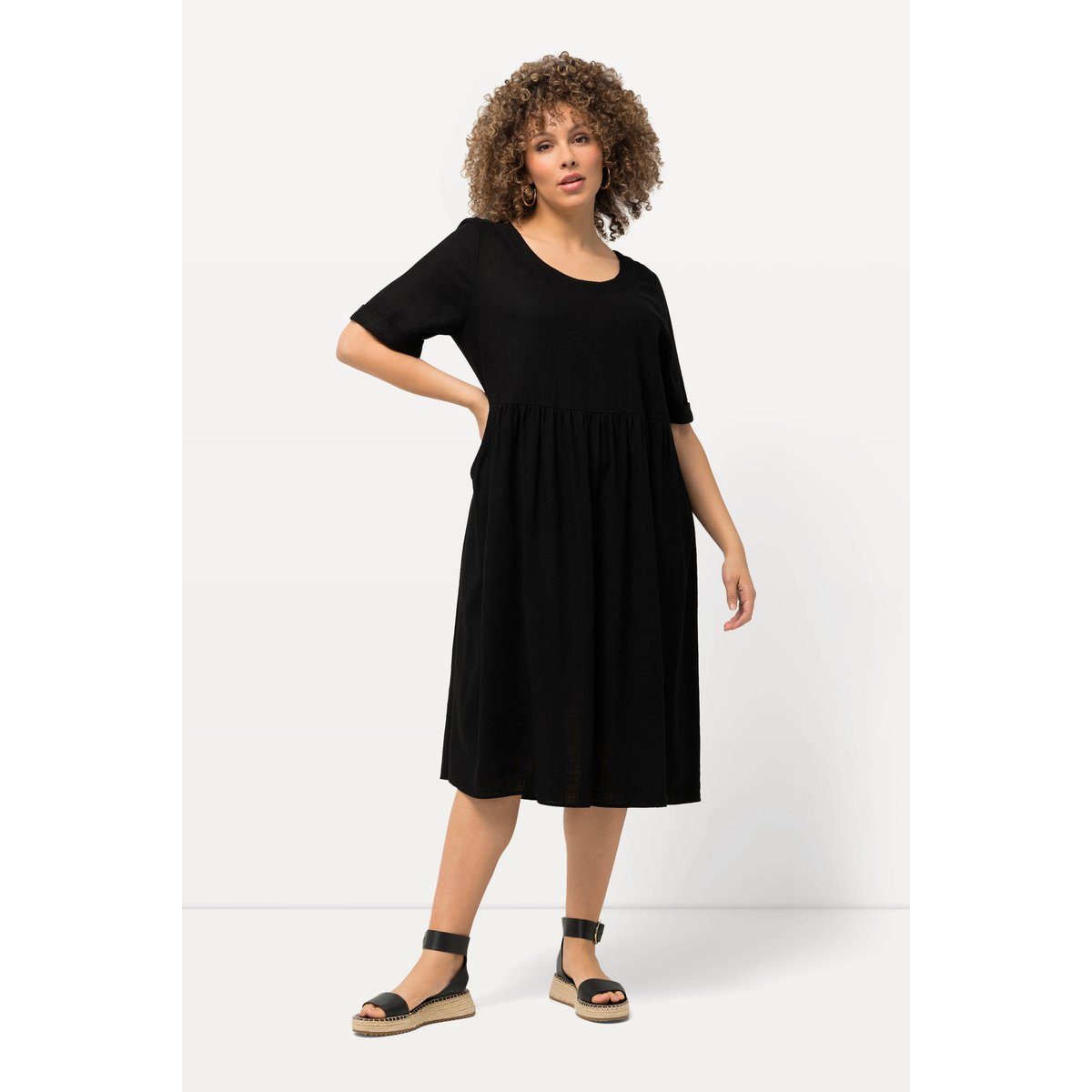 Robe en lin mélangé. Encolure ronde noir, ULLA POPKEN