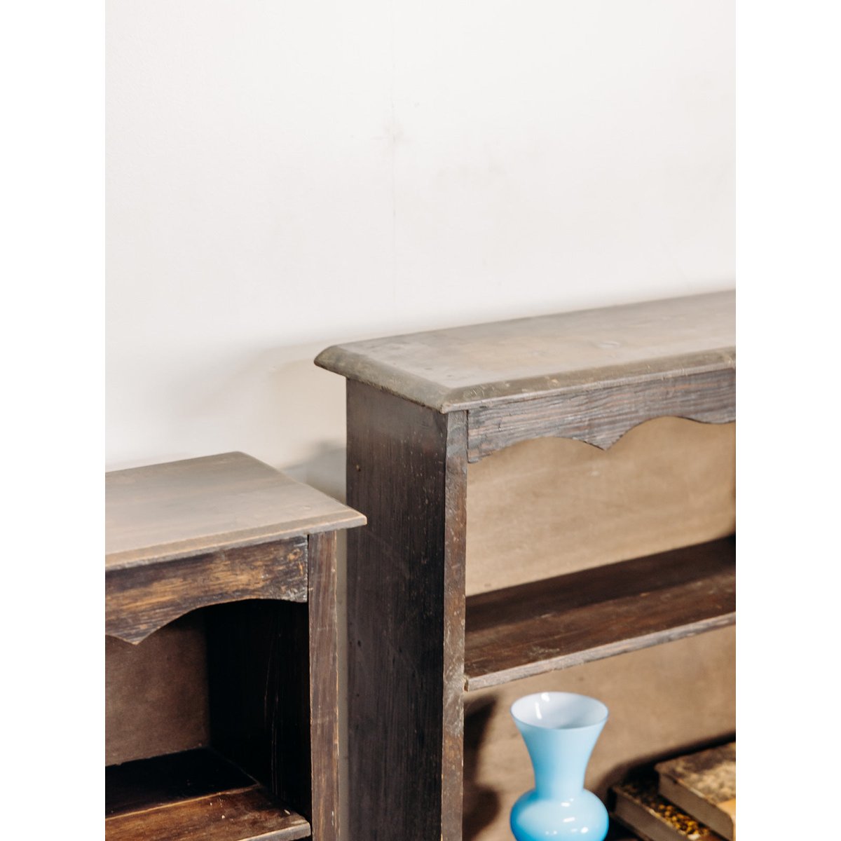 Paire d'étagère ouverte en bois foncé Gaëlle N°1568 - Bon état noir, DEBONGOUT