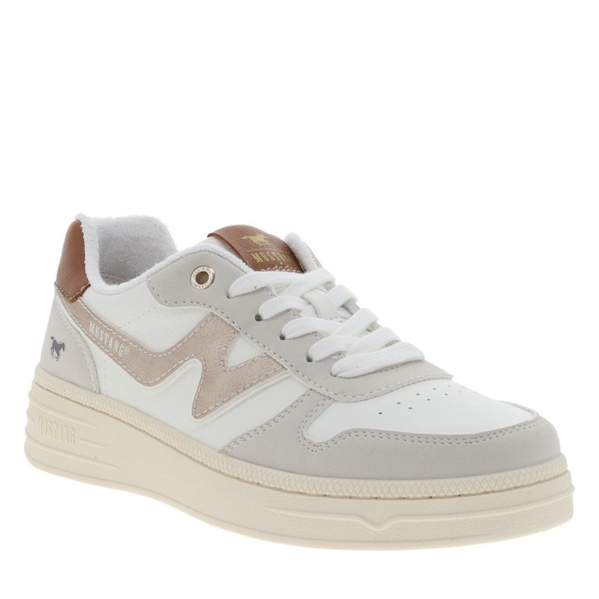 Tennis blanches à semelle plate avec un patch de la marque sur la languette blanc, MUSTANG