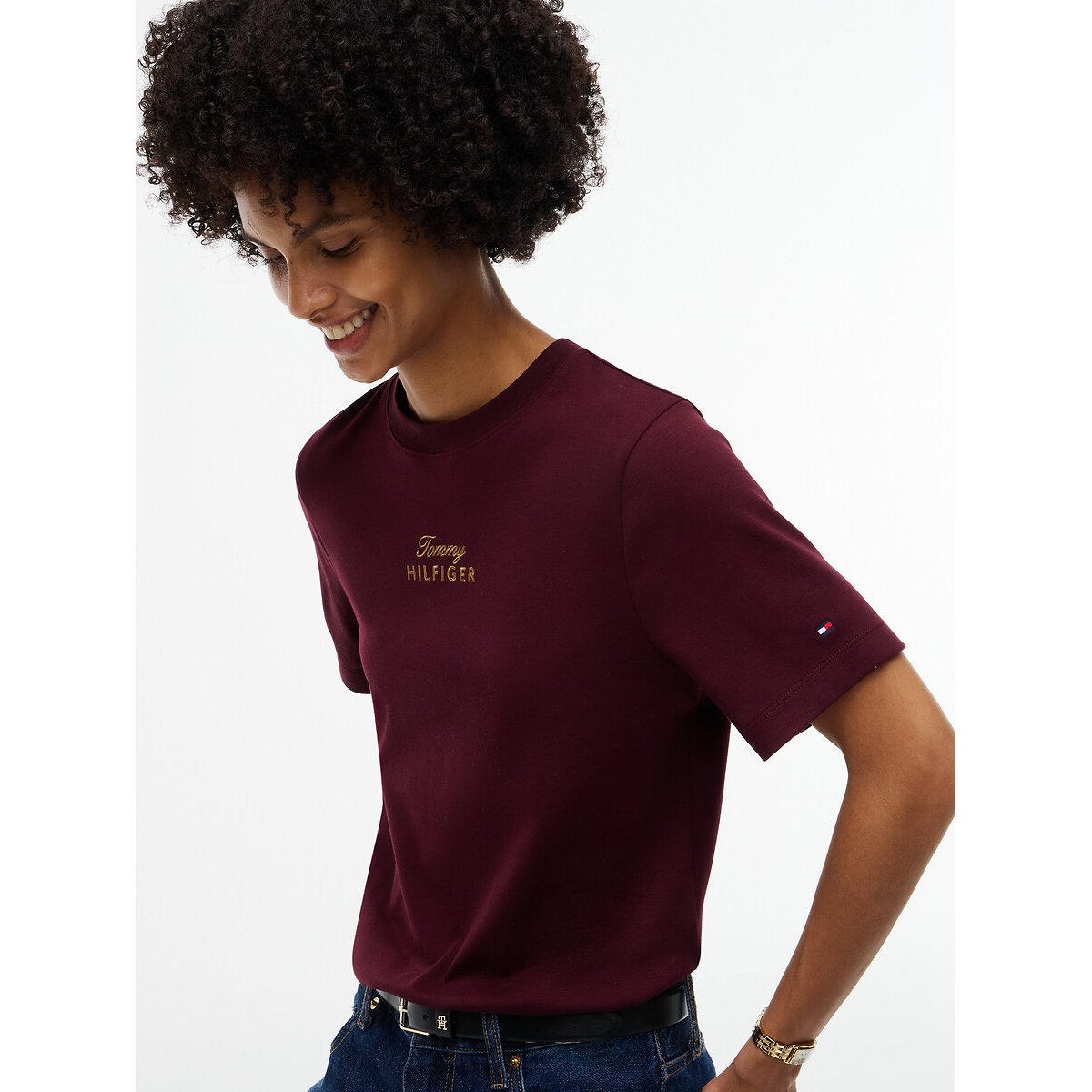 Camiseta de cuello redondo y manga corta con logotipo bordado borgoña, TOMMY HILFIGER