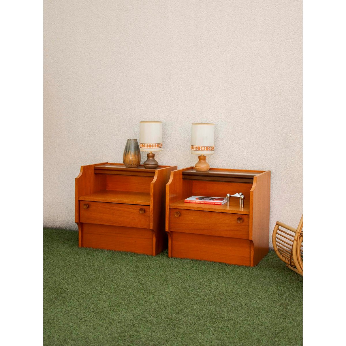 Paire de tables de chevets aux néons lumineux Maïa N°1501 - Bon état bois foncé, DEBONGOUT