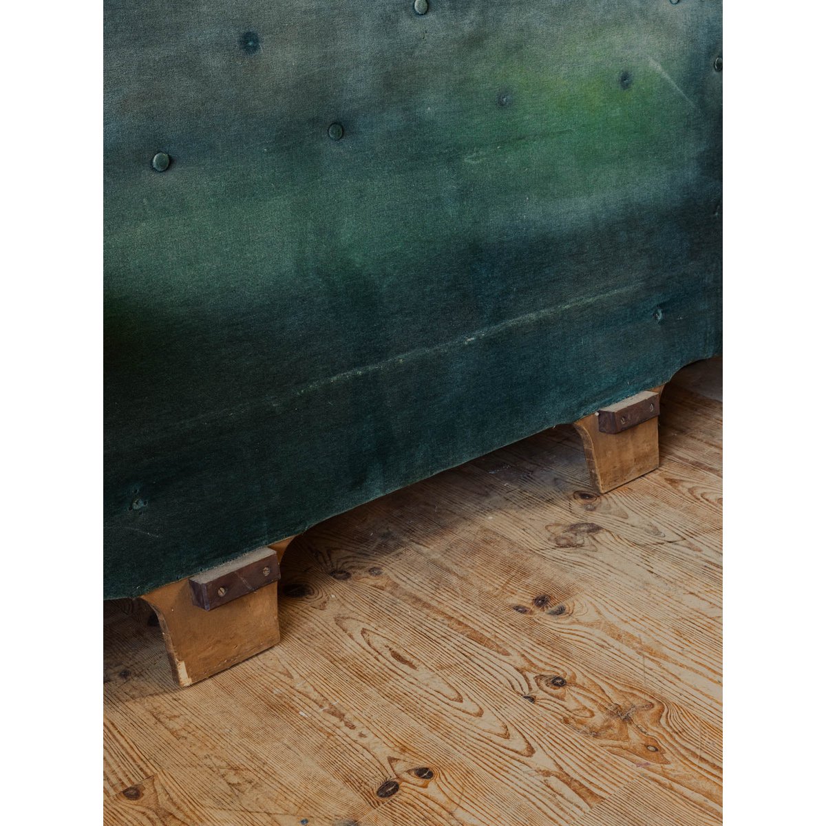 Tête de lit en bois et velours vert sapin Orphée N°30 - Bon état bois foncé, DEBONGOUT
