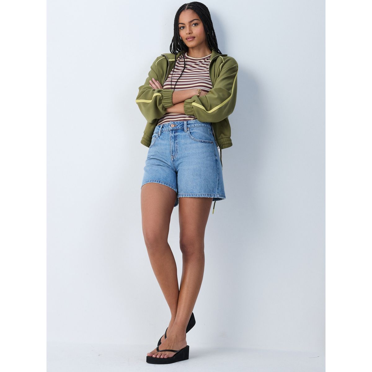 Short en denim taille haute coupe trapèze bleu moyen, NEXT