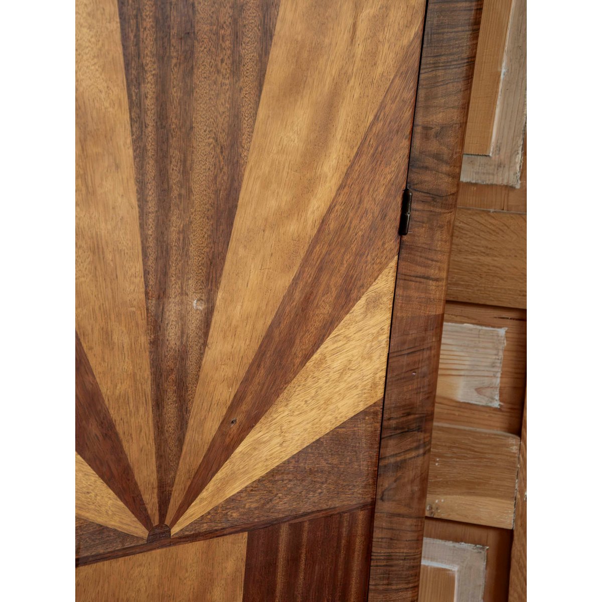 Armoire encoignure en bois marqueté Magda N°732 - Bon état bois clair, DEBONGOUT