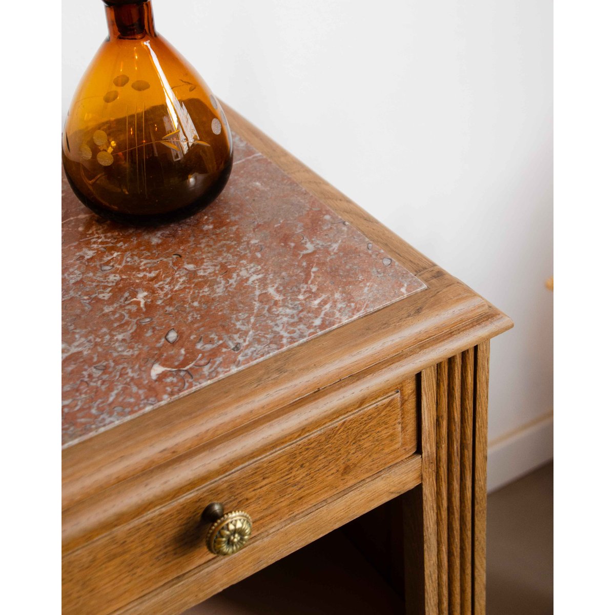 Table de chevet en marbre et bois Odile N°1399 - Bon état rose, DEBONGOUT