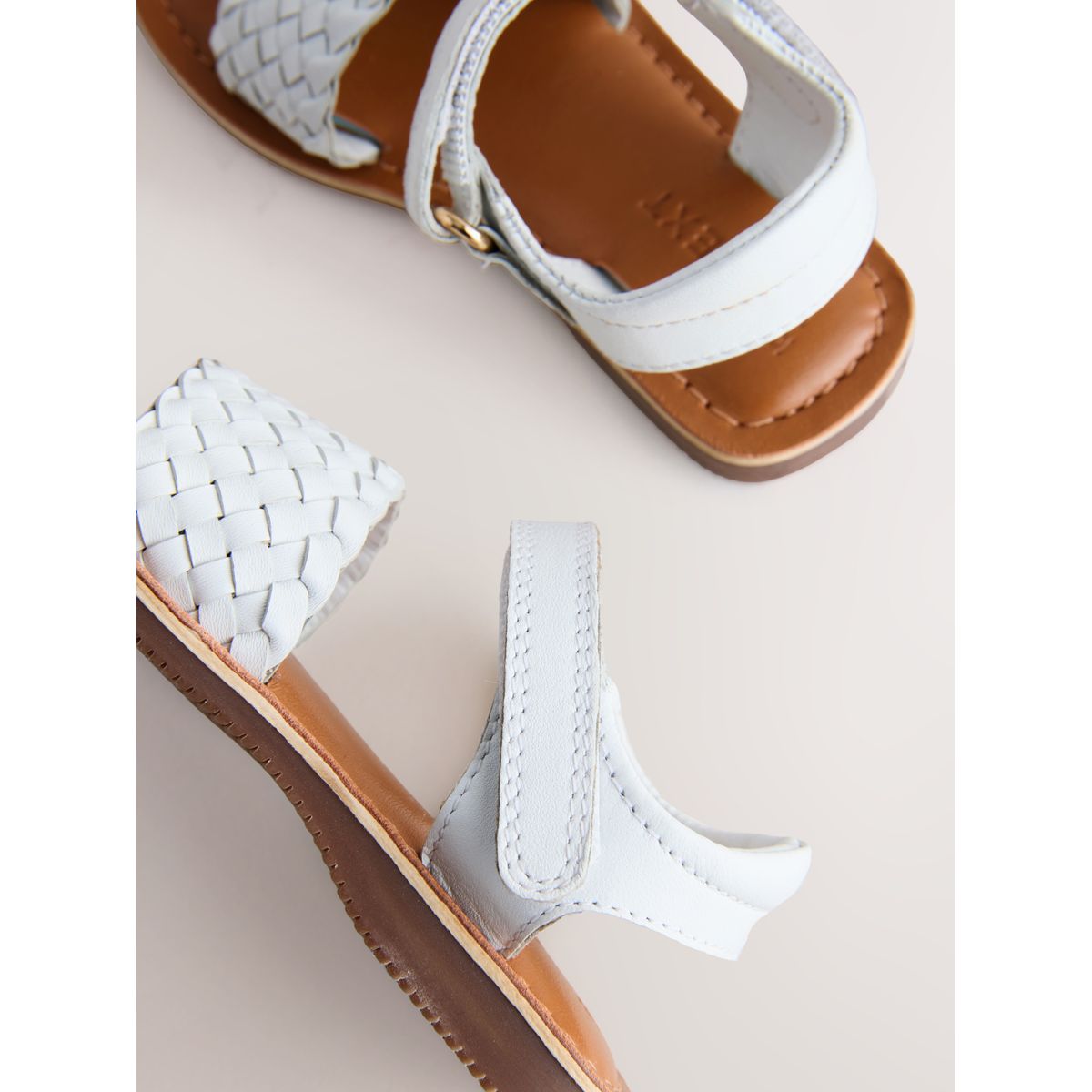 Sandales en cuir à torsades et scratch blanc, NEXT