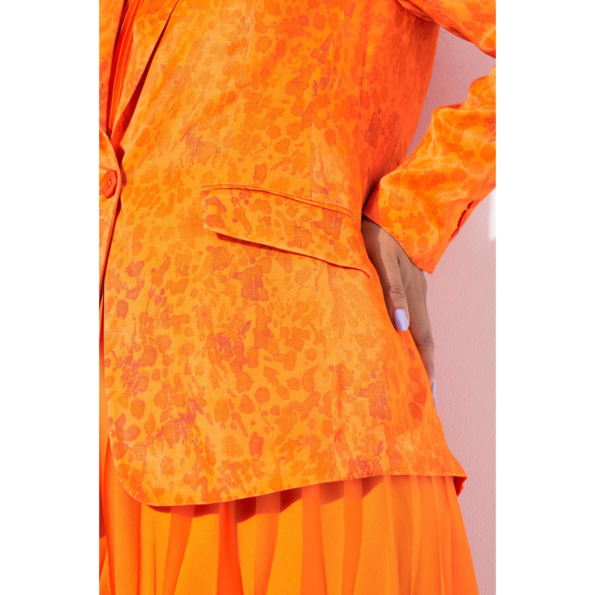 Blazer en satin imprimé. Col à revers et orange clair, ULLA POPKEN