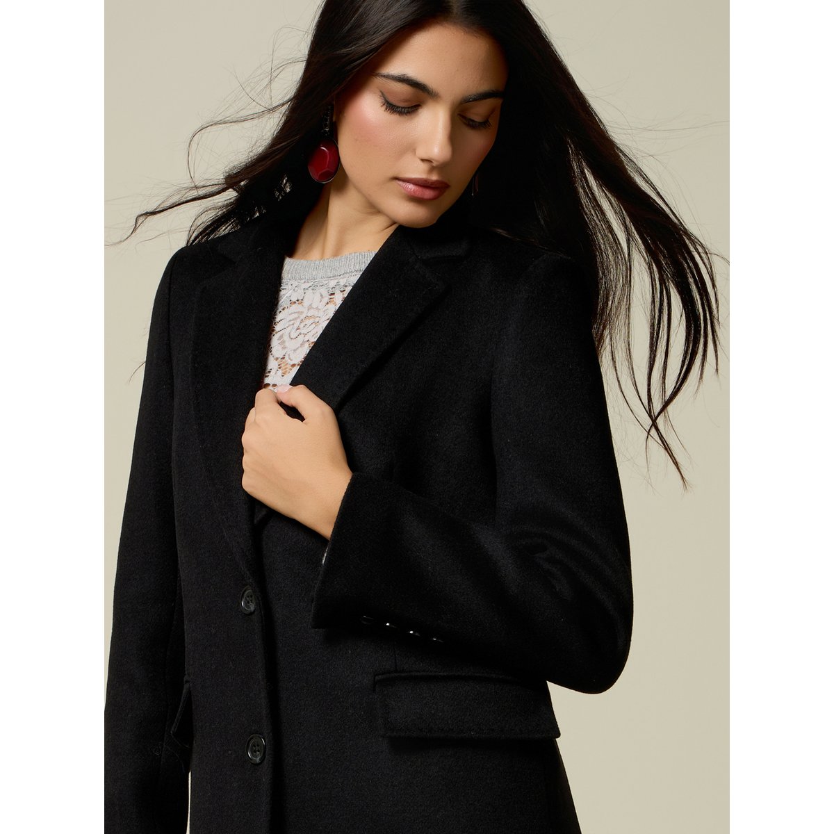Manteau long noir, OLTRE