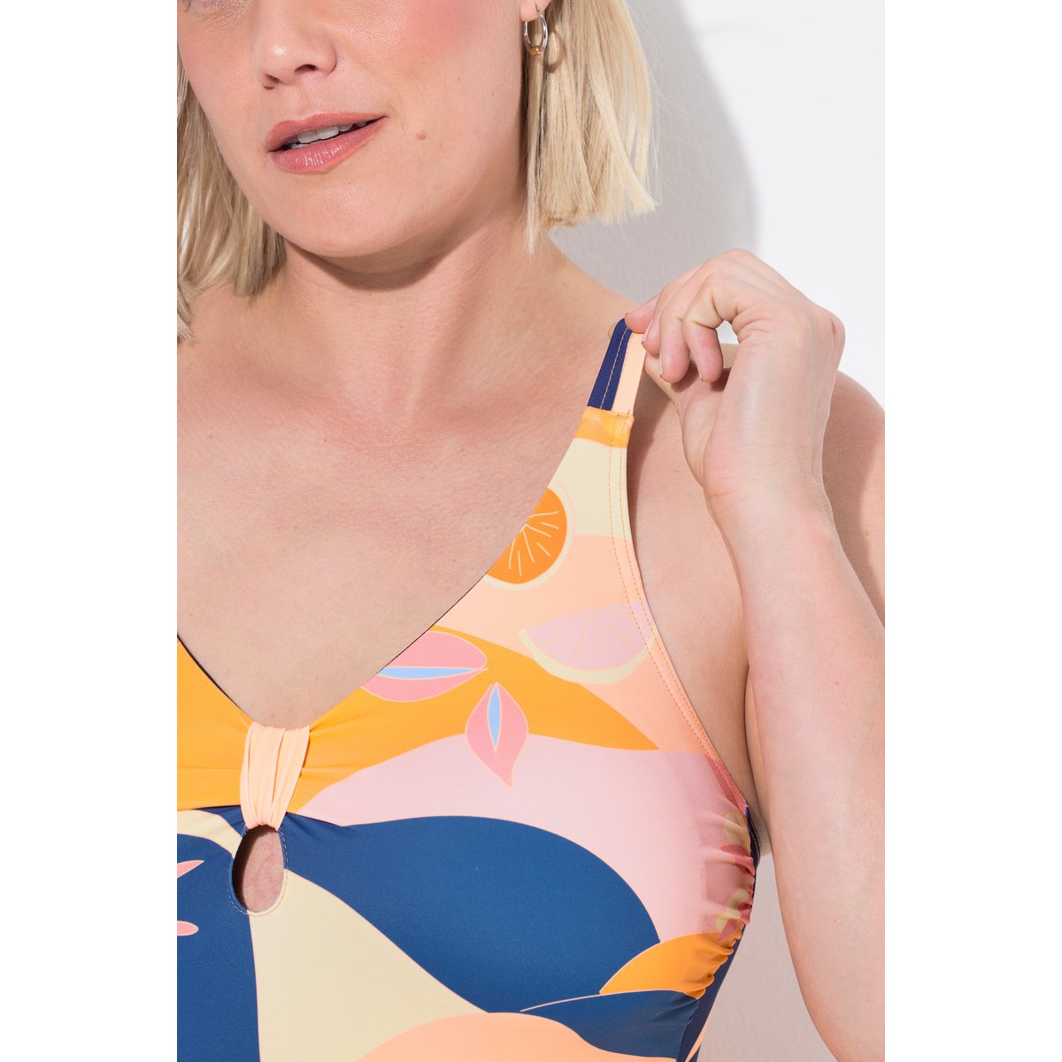 Maillot de bain à bonnets souples. Bretelles marine, ULLA POPKEN