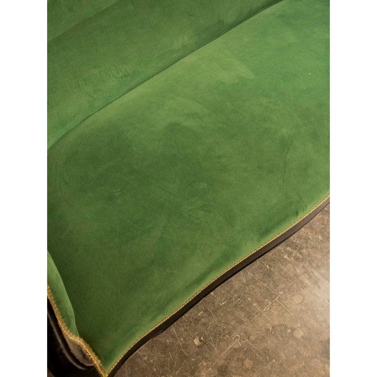 Banquette au style Louis-Philippe en velours retapissé Martine N°57 - Bon état vert foncé, DEBONGOUT