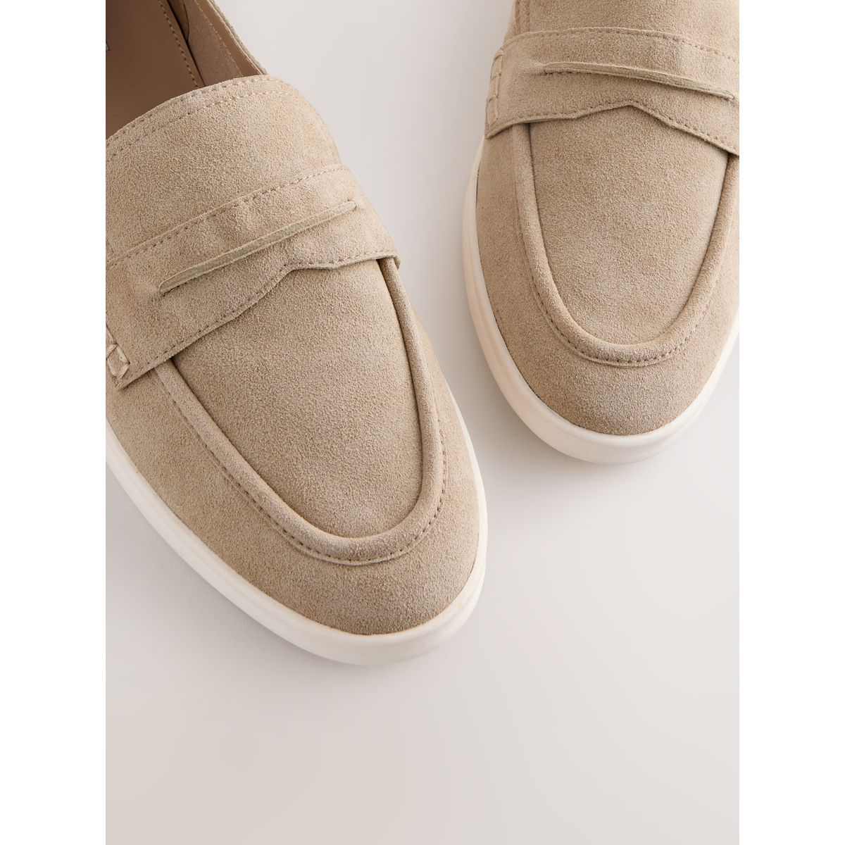 Mocassins en daim à semelle blanche sable, NEXT