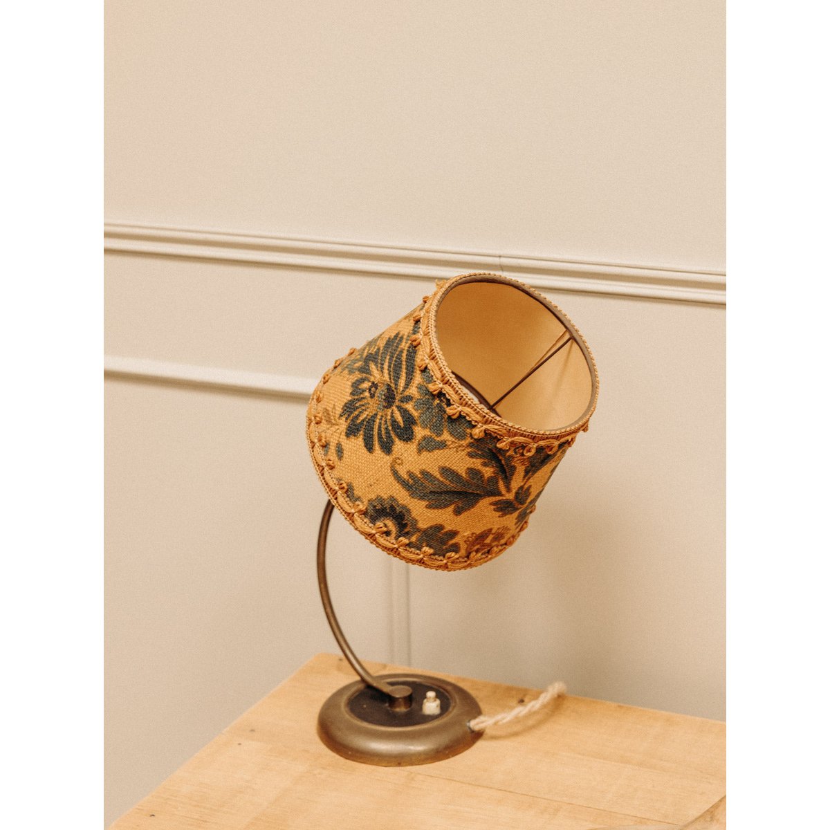 Lampe à l'abat-jour en rotin fleuri Suzanne N°585 - Bon état beige, DEBONGOUT