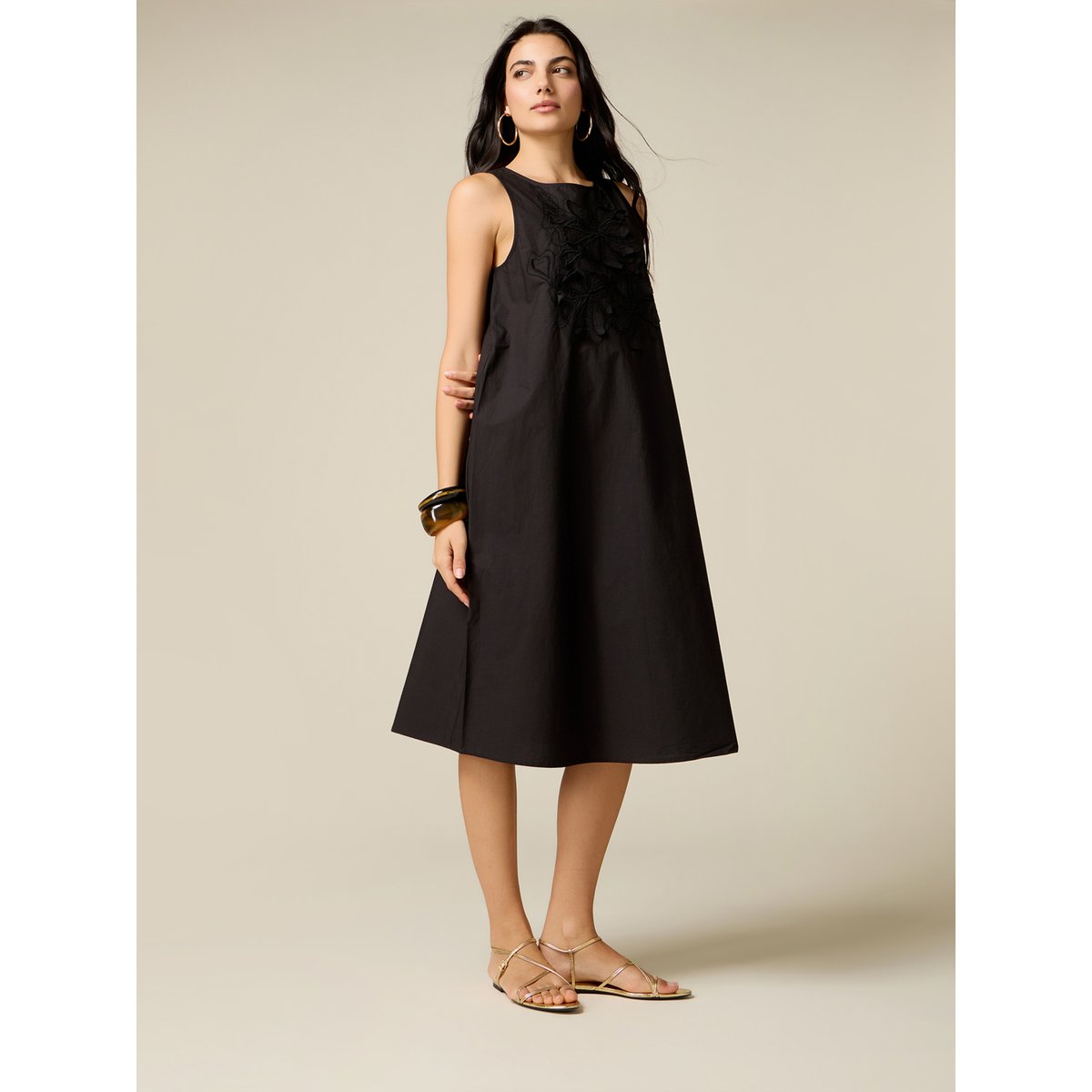 Robe ligne A avec applications florales noir, OLTRE