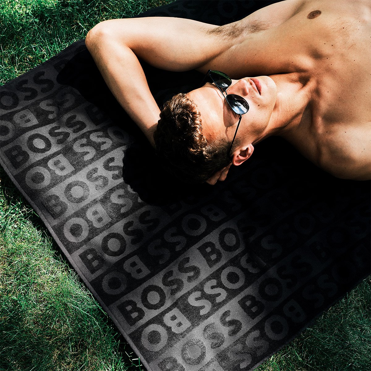 Serviette de plage en velours,FONT black, BOSS HOME