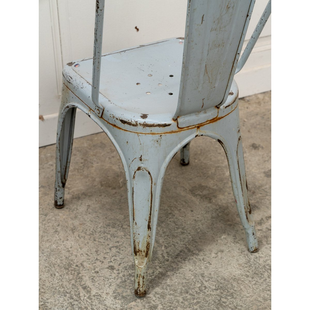 Chaise Tolix en métal bleu gris Alma N°1700 - Bon état bleu clair, DEBONGOUT