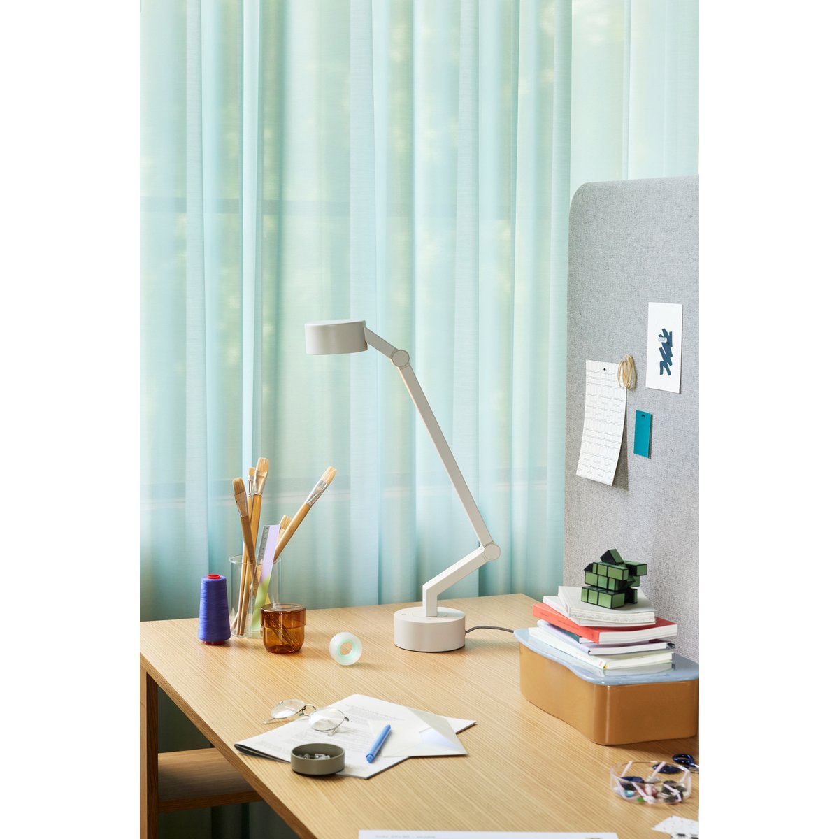 Lampe de table en fer et polycarbonate VERVE gris clair, HUBSCH