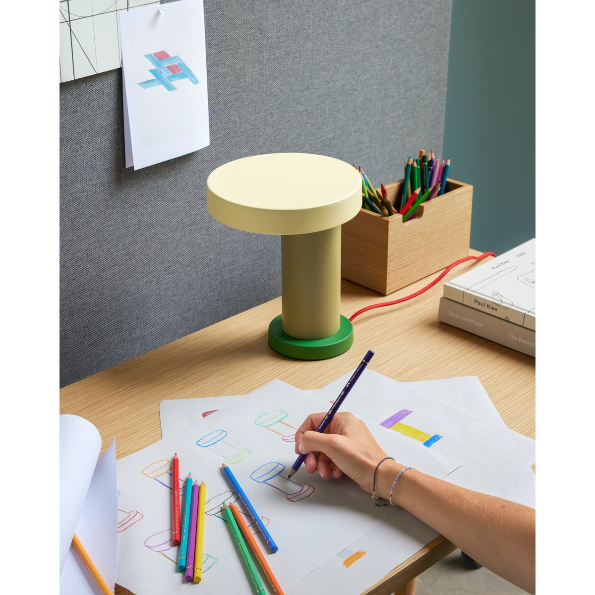 Lampe de table en fer et polycarbonate MAGIC vert/olive, HUBSCH