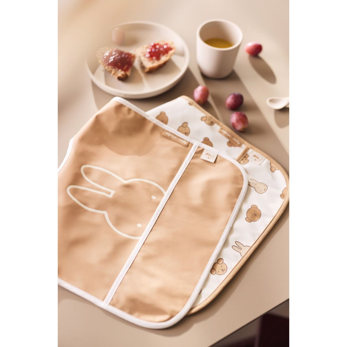 Lot de 2 bavoirs imperméables Miffy blanc, marron, JOLLEIN