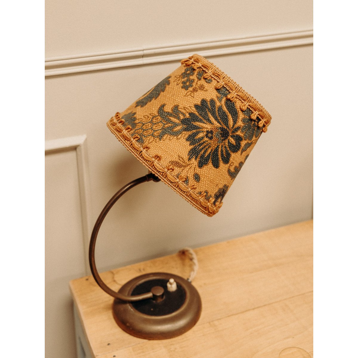 Lampe à l'abat-jour en rotin fleuri Suzanne N°585 - Bon état beige, DEBONGOUT