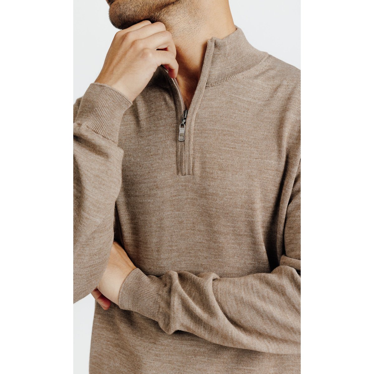 Pull col montant zippé en laine mérinos beige, ACROSS