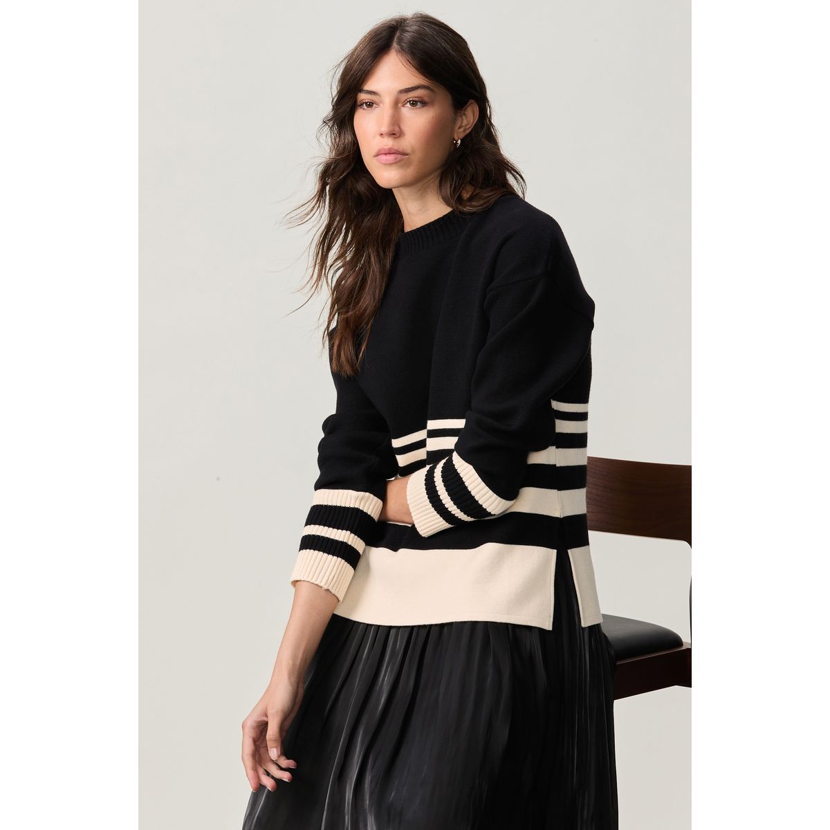 Pull ras du cou compact et confortable fendu rayure monochrome noir/crème écru, NEXT