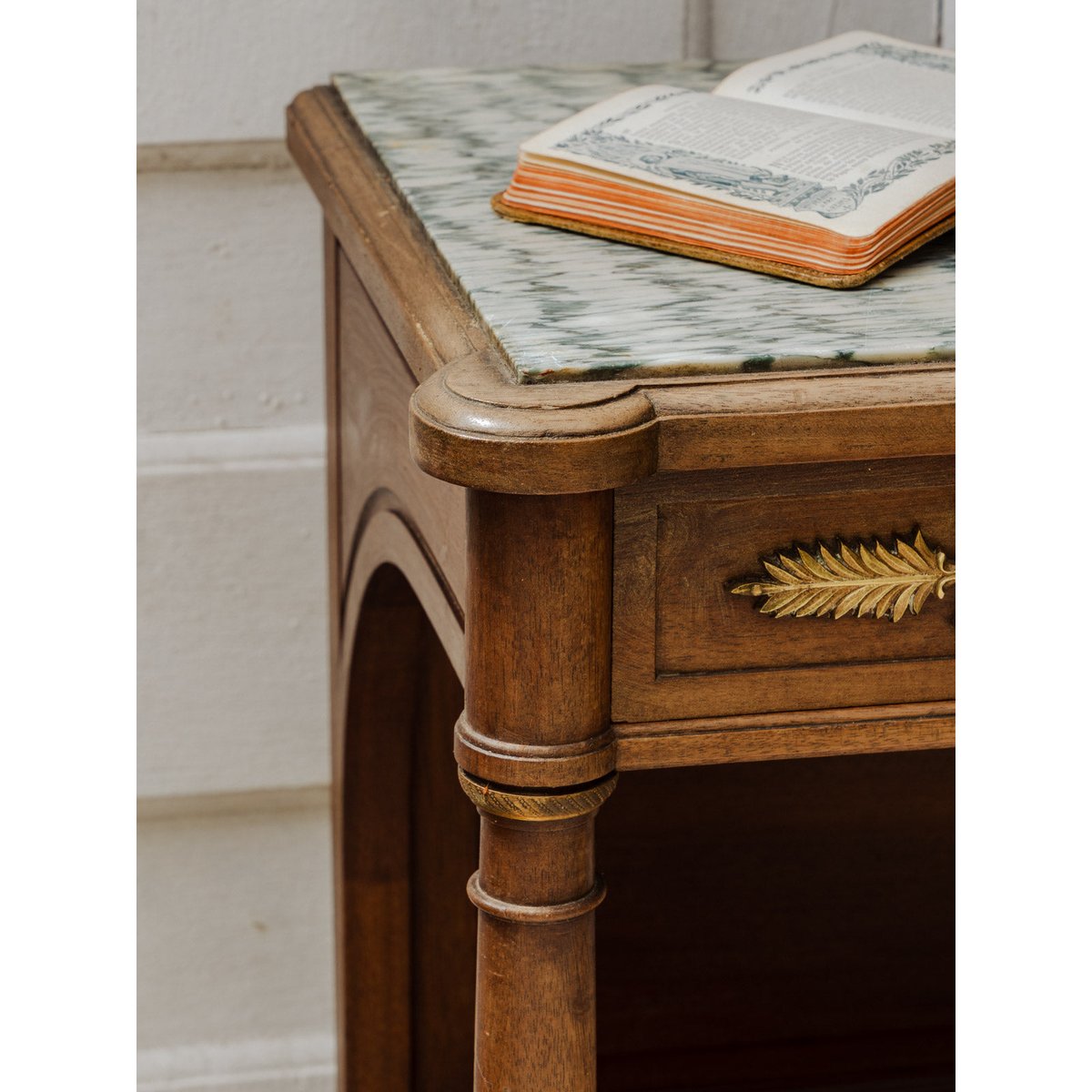 Meuble d'appoint en bois et marbre Francine N°967 - Bon état bois foncé, DEBONGOUT