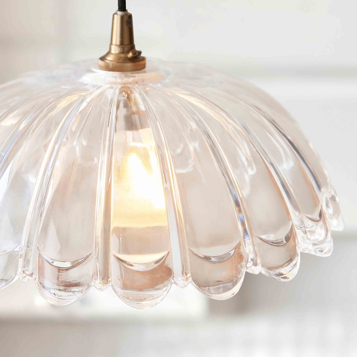 Collette Scallopped Glass Pendant Light transparent, ÉDITÉ