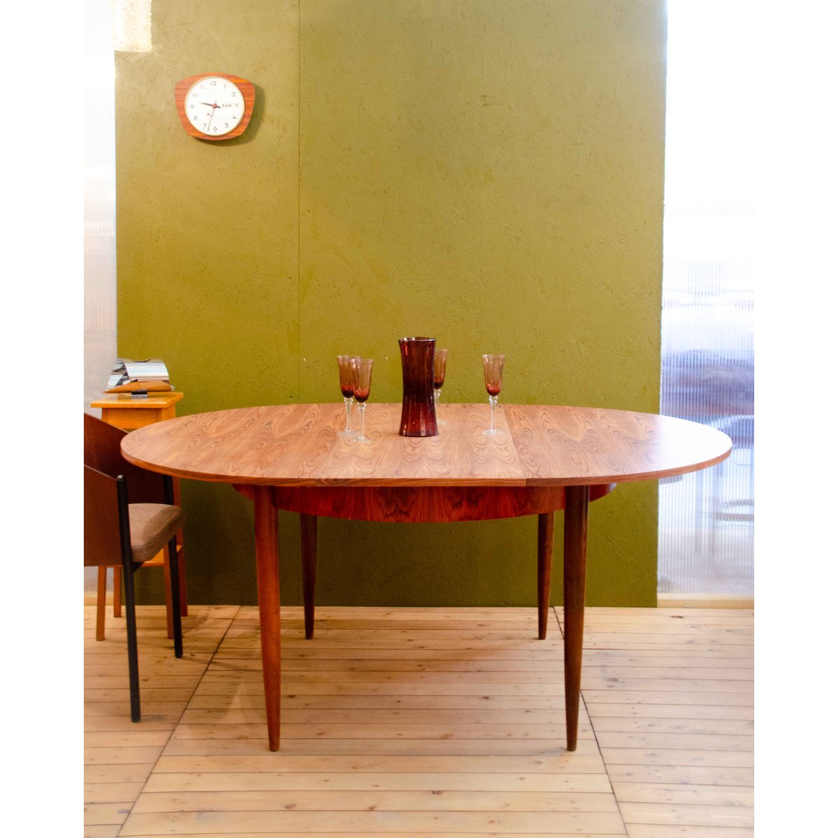 Table à manger ronde scandinave Karla N°1261 - Bon état bois foncé, DEBONGOUT
