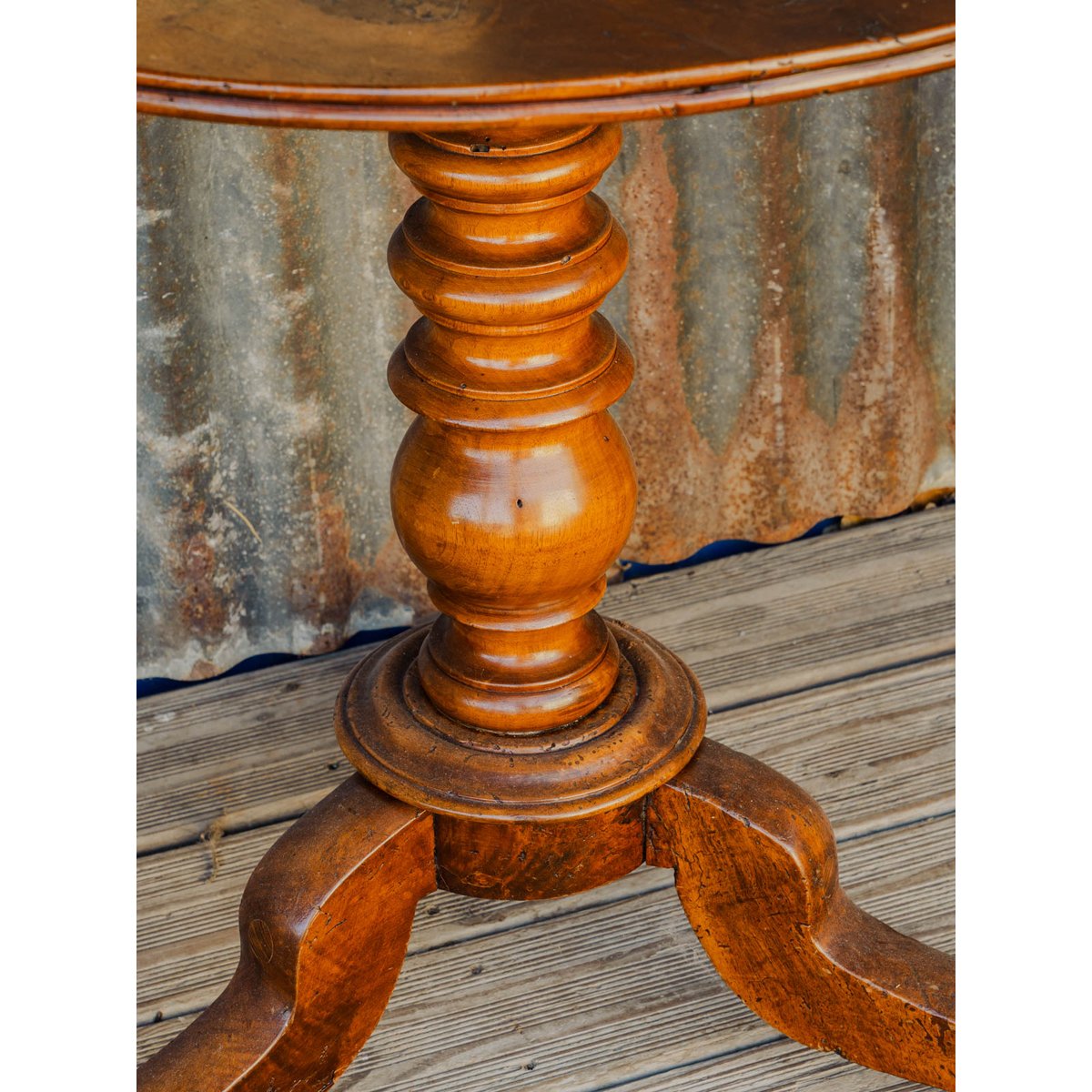 Table d'appoint en bois Francine N°1677 - Bon état bois foncé, DEBONGOUT