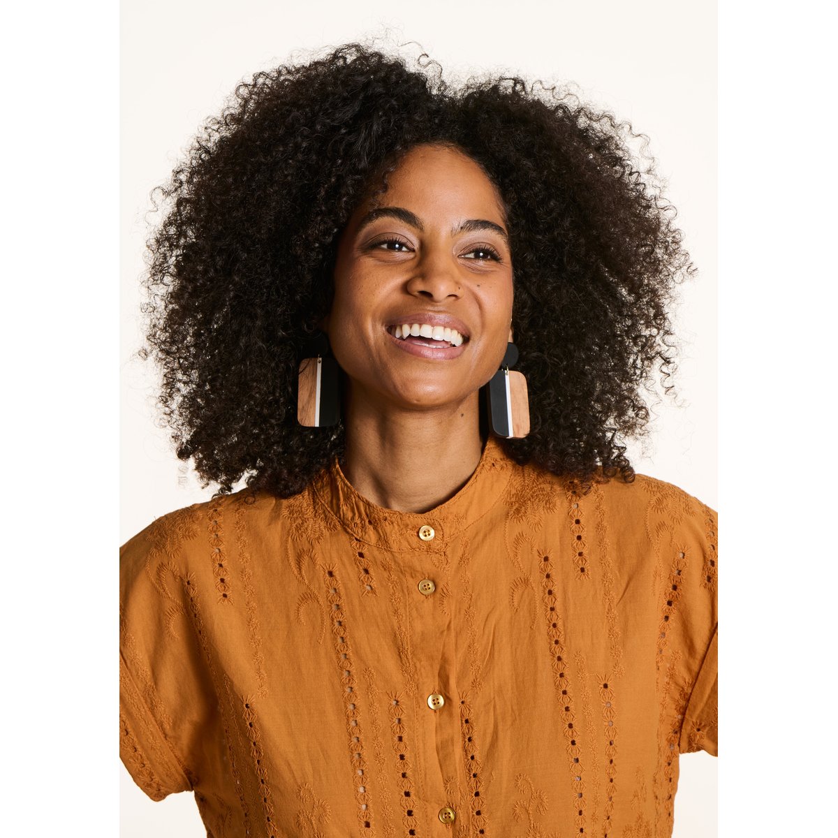 Boucles d'oreilles pendantes en bois et résine bois, LA FEE MARABOUTEE