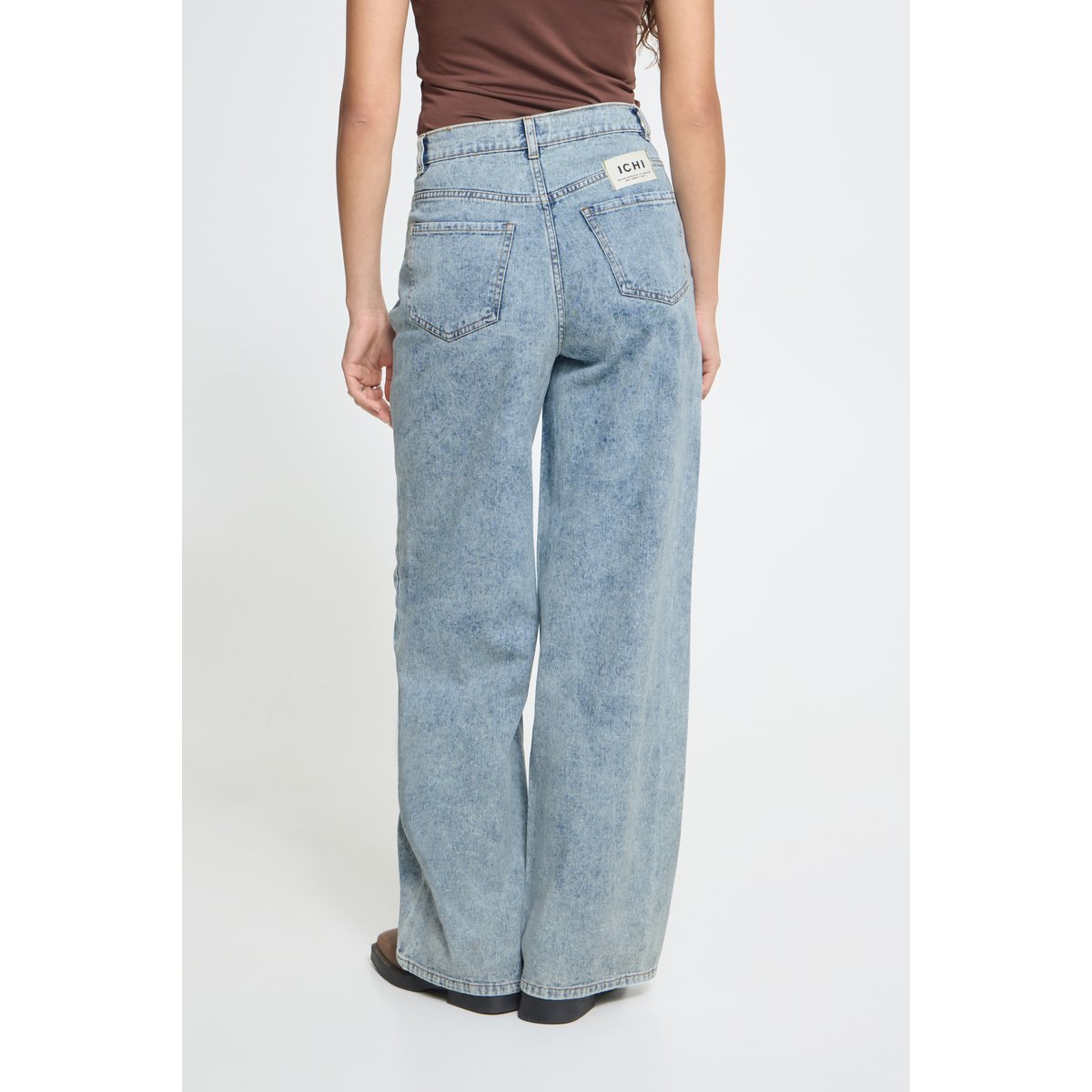 Jean jambes larges, coupe droite, taille asymétrique bleu denim light blue stonewashed, ICHI