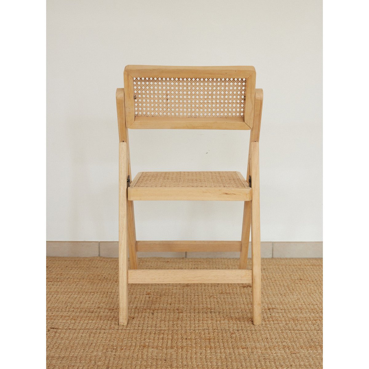 Paire de chaises pliantes en cannage Claude N°1752 - Bon état bois clair, DEBONGOUT
