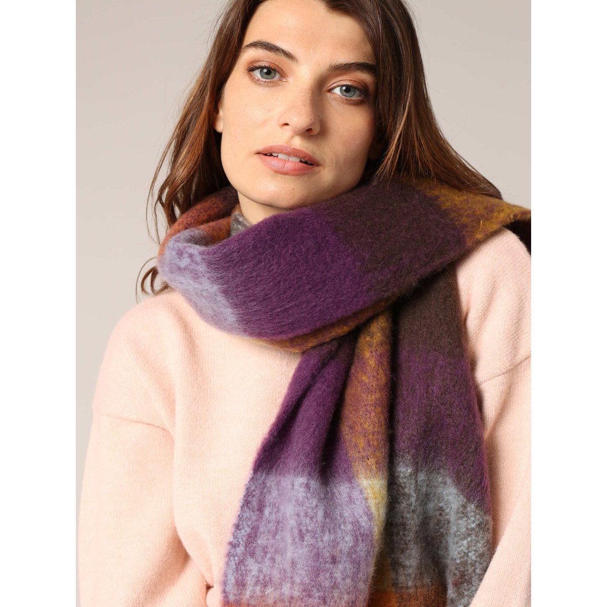 Écharpe à carreaux large avec finition frangée et texture duveteuse CHECK purple, DEELUXE