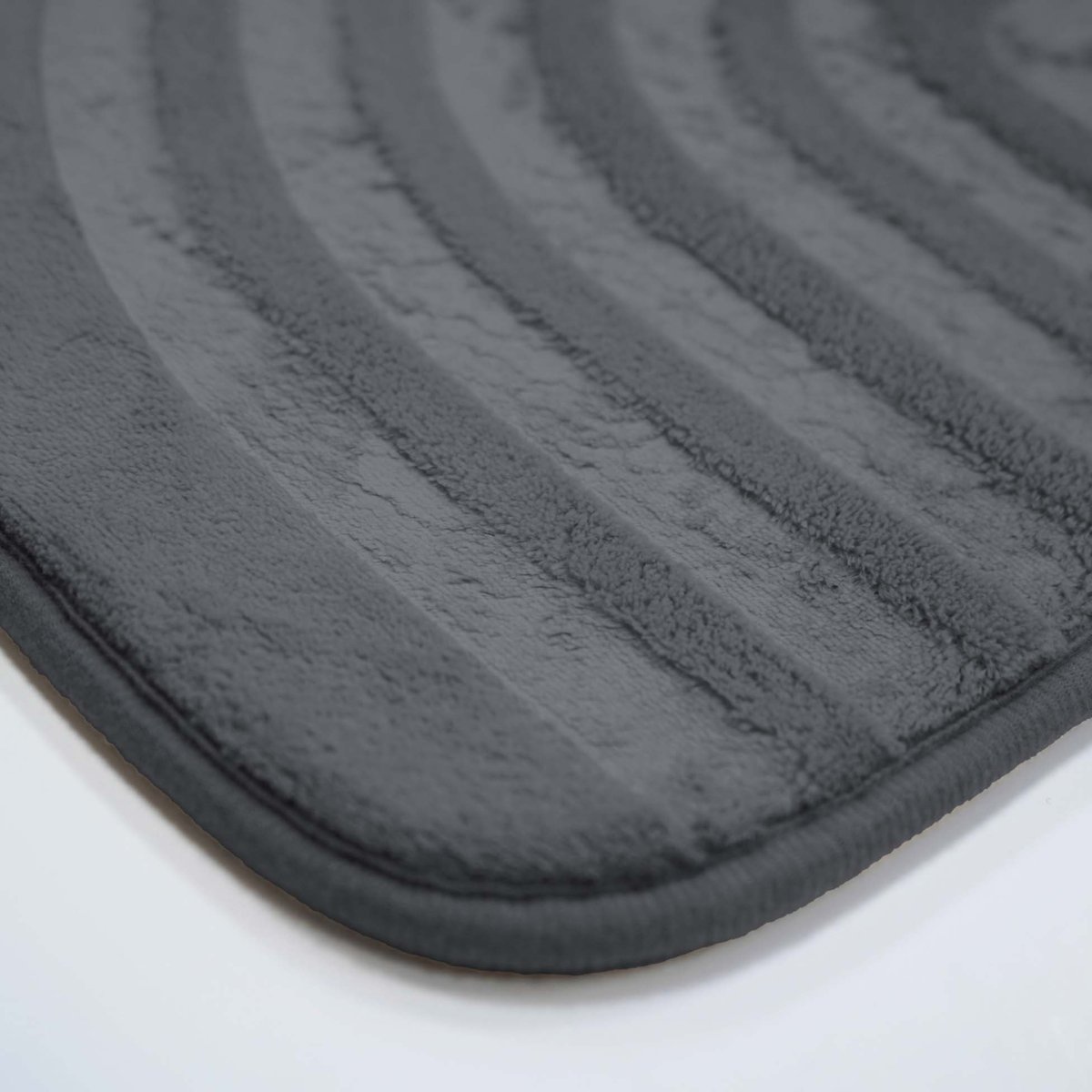 Tapis de bain antidérapant en microfibre à relief graphique gris, DOUCEUR D'INTÉRIEUR