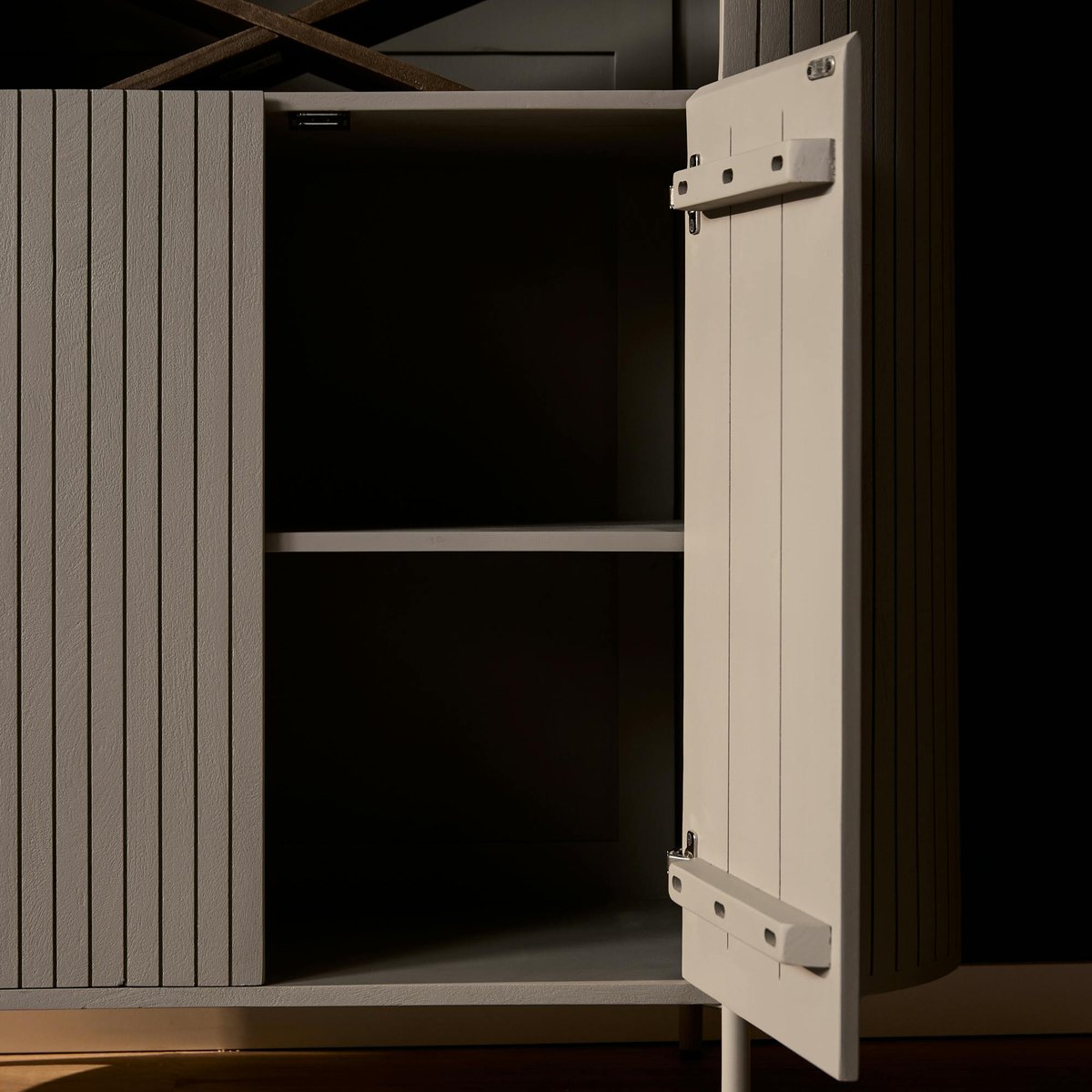 Bibliothèque en bois rainuré CALERO gris, PIER IMPORT