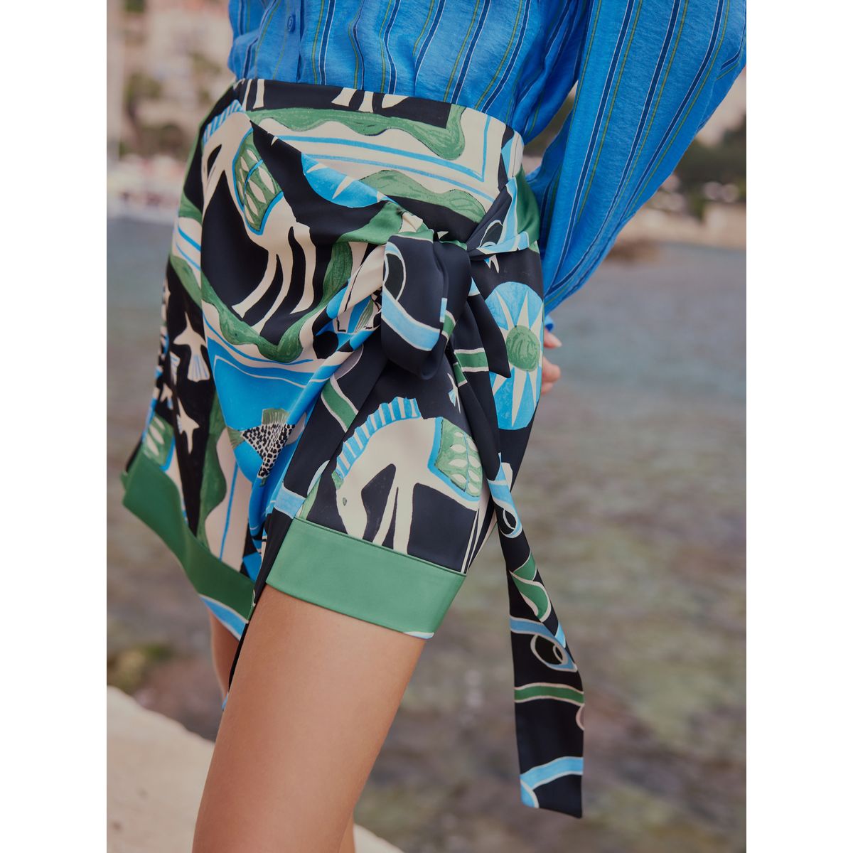 Mini-jupe en satin style paréo imprimé bleu/vert, NEXT