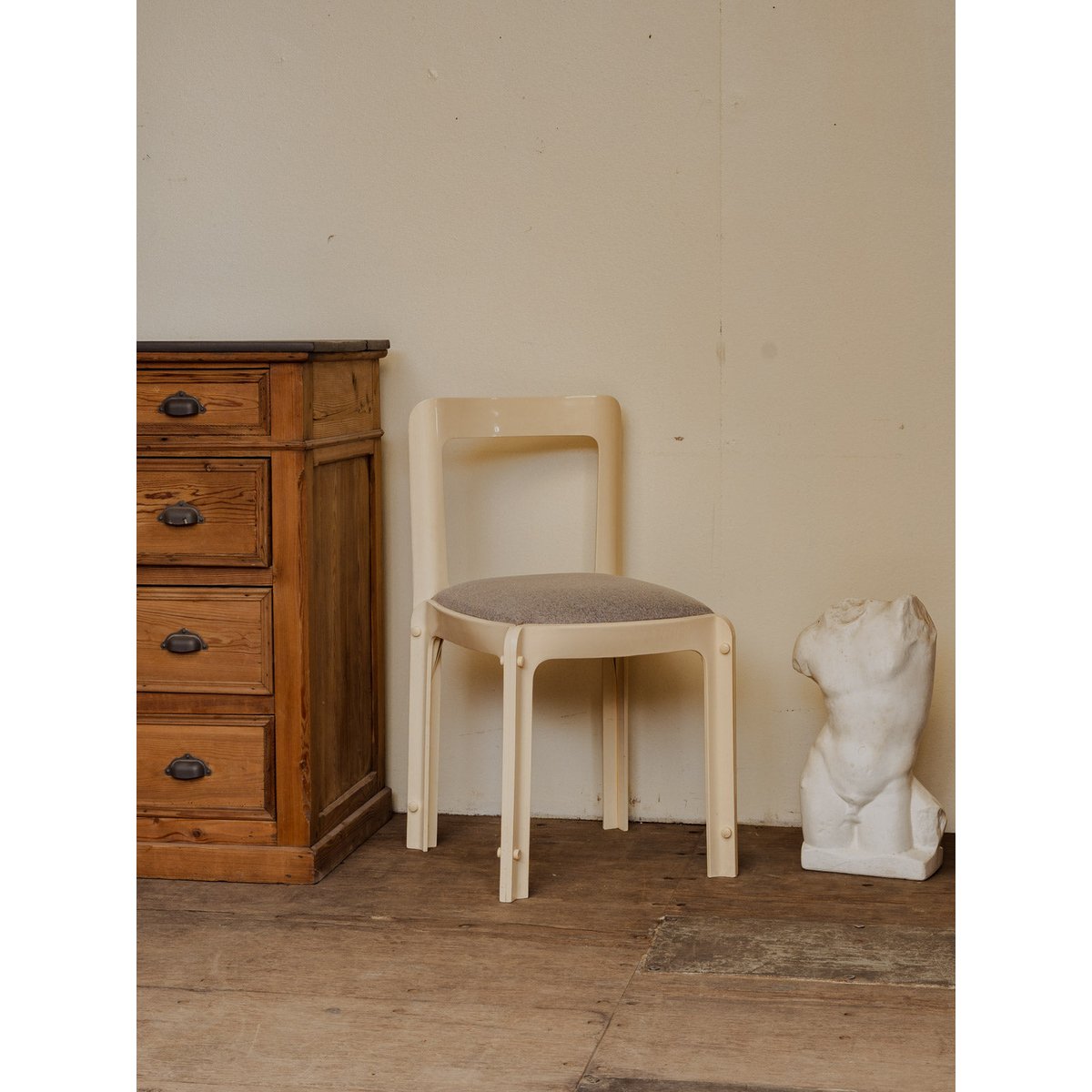 Chaise en plastique écru et tissu gris Alma N°1588 - Bon état ecru, DEBONGOUT