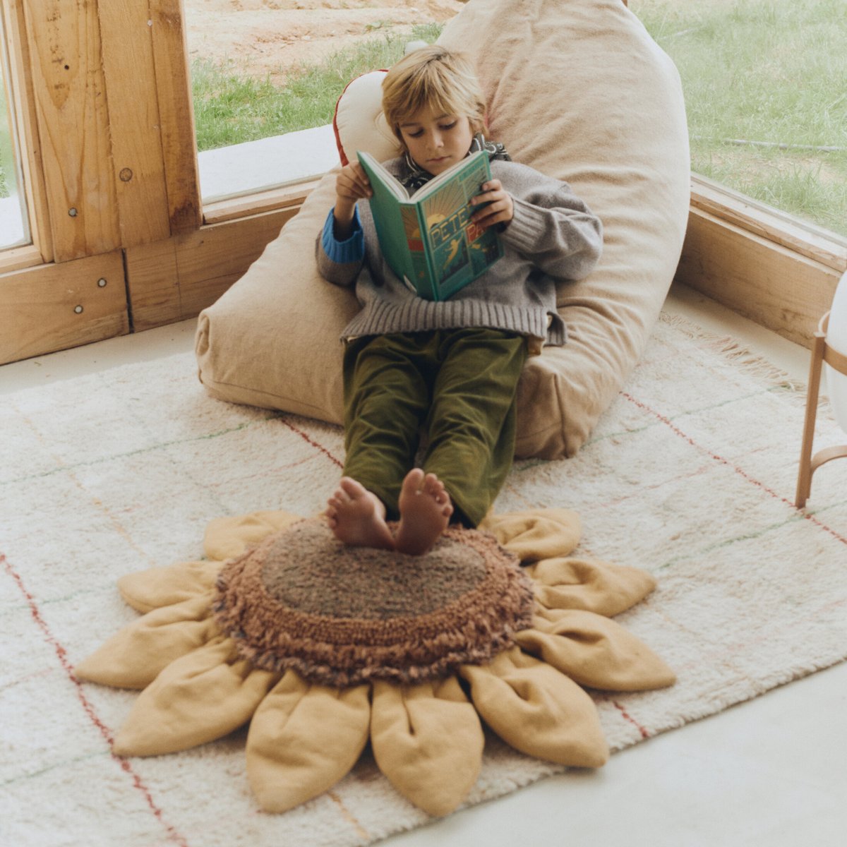 Coussin de sol en coton Tournesol GROWING UP ON A FARM marron, gris foncé, miel, LORENA CANALS