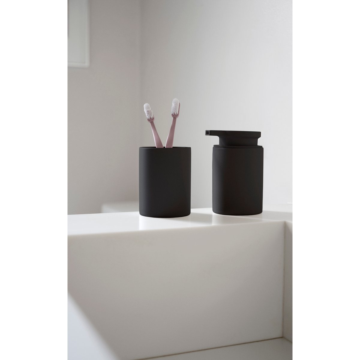 Distributeur de savon KARMA noir, ZONE DENMARK