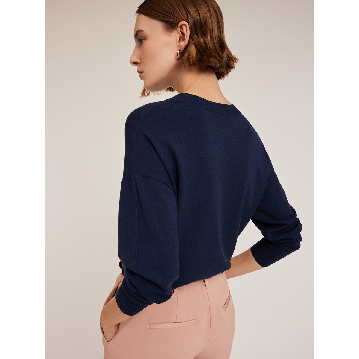 Pull tricoté bleu, MOTIVI