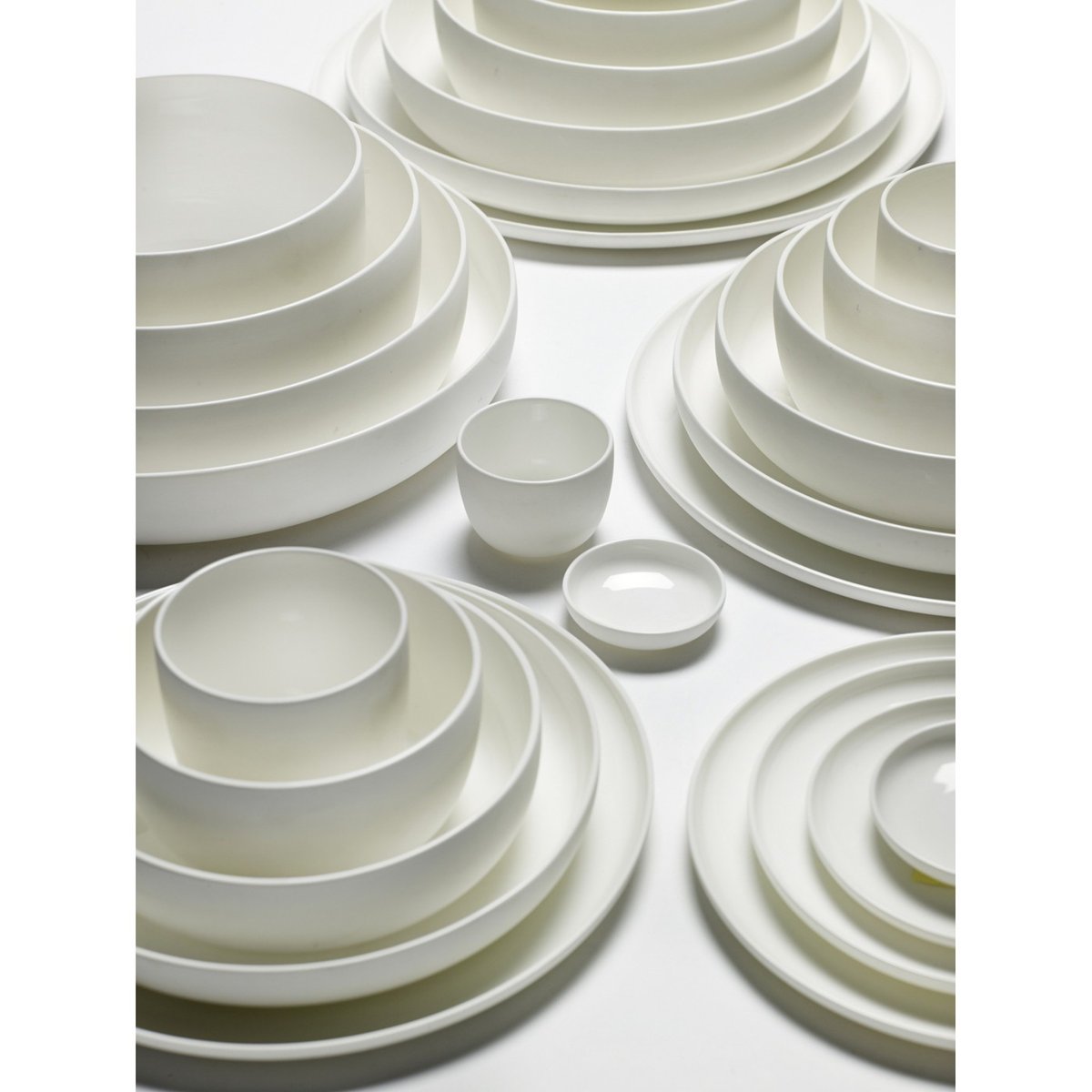 Assiette Creuse Blanche XL Diam 28 Base blanc mat à l'extérieur et blanc brillant à l'intérieur, SERAX