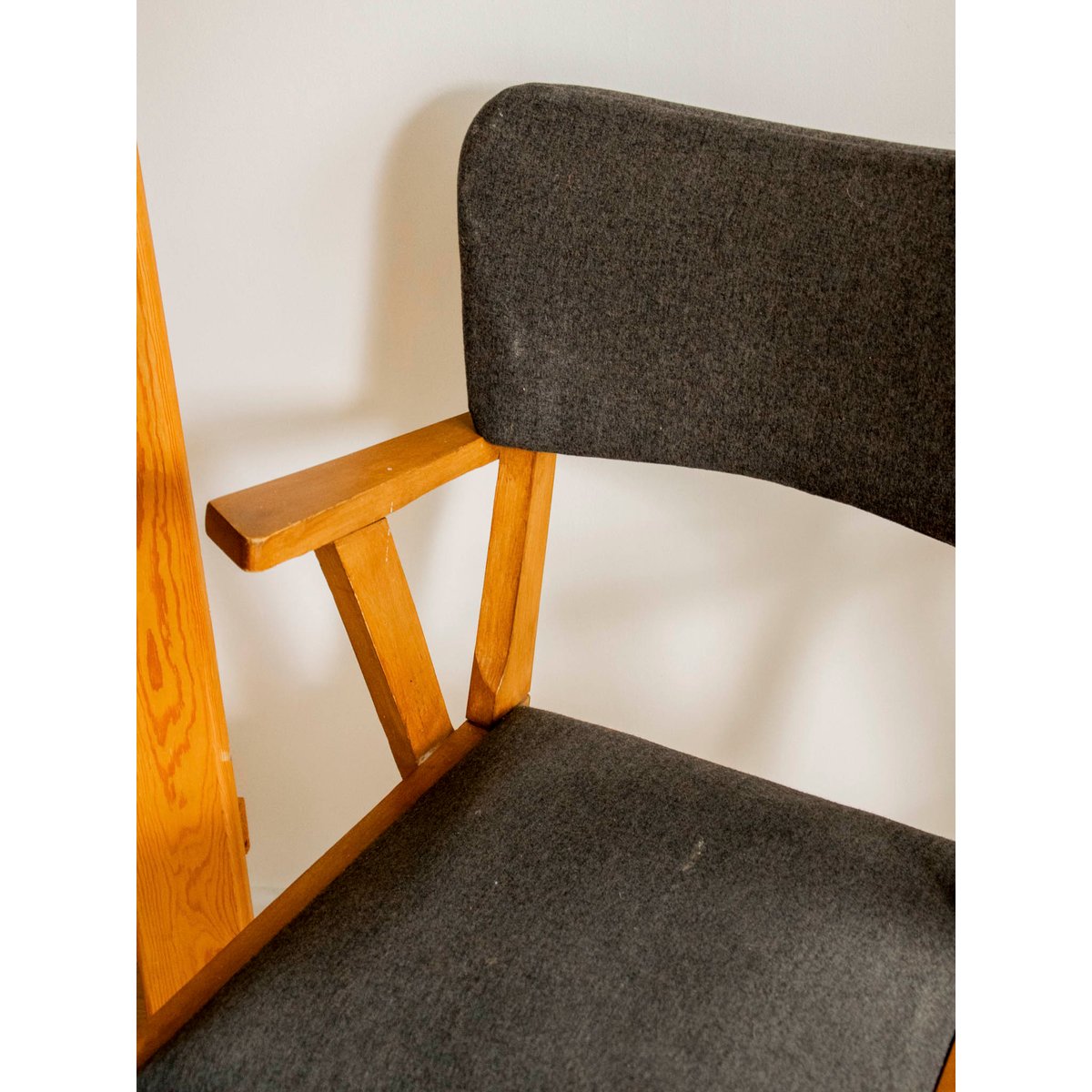 Paire de chaises à accoudoirs Claude N°1564 - Bon état bois clair, DEBONGOUT