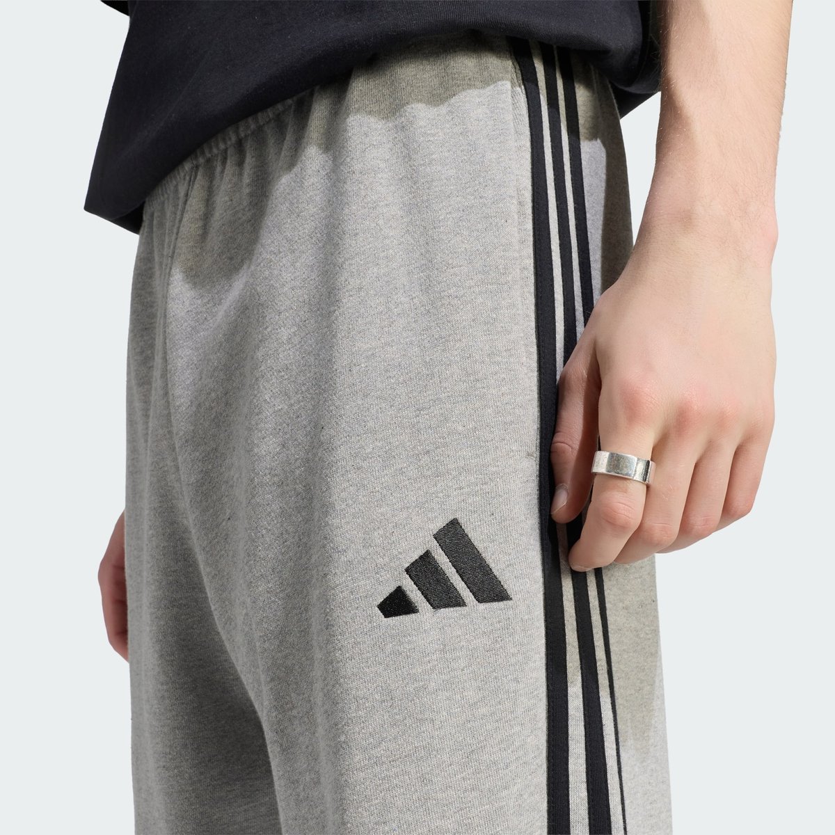 Pantalon Fuselé À Revers French Terry 3 Bandes Essentials Pantalon Fuselé À Revers French Terry 3 Bandes Essentials medium grey heather / white, ADIDAS SPORTSWEAR